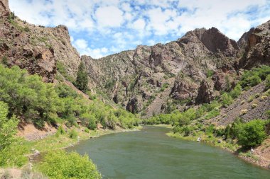 Gunnison River, Colorado, ABD 'deki Gunnison Ulusal Parkı' nın Kara Kanyonu 'nda. Amerikan doğası.