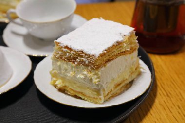 Polonya 'da Kremowka keki. Geleneksel Polonya tatlı mutfağı: Napolyon ya da Kremowka olarak bilinen kremalı pasta.