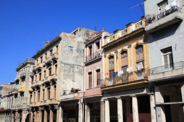 Havana, Küba - sömürge mimarisi ile renkli sokak görünümü.