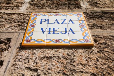 Havana, Küba - Plaza Vieja, eski şehir Meydanı, seramik sokak tabelası.