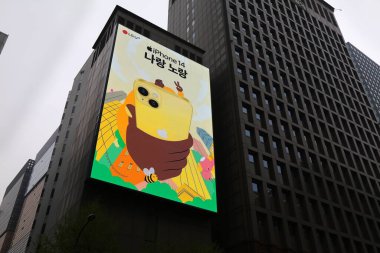 SEOUL, Güney Kore - 6 Nisan 2023: LG UPlus cep telefonu operatörü ve Apple iPhone 14 Seul şehir merkezinde büyük ekran reklamı.