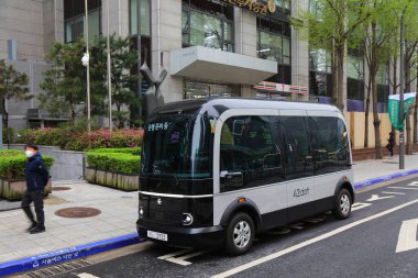 SEOUL, Güney Kore - 6 Nisan 2023: 42 'de Güney Kore' nin en büyük kenti Seul 'de sürücüsü olmayan otonom elektrikli servis otobüsü kullanımda. Araç Hyundai Motor Group ile birlikte tasarlandı..