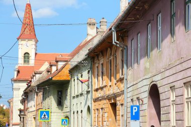 Romanya 'nın Sibiu kentinin yaz sokak manzarası.