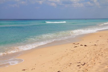 Küba manzarası. Karayipler 'deki kumlu plaj Playa Megano Havana Eyaleti' nin Playas del Este bölgesinde..