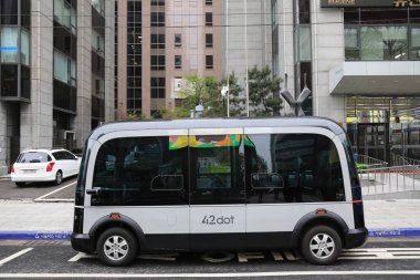 SEOUL, Güney Kore - 6 Nisan 2023: 42 'de Güney Kore' nin en büyük kenti Seul 'de sürücüsü olmayan otonom elektrikli servis otobüsü kullanımda. Araç Hyundai Motor Group ile birlikte tasarlandı..