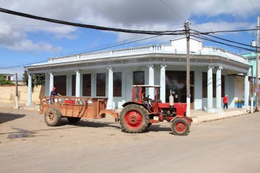 MORON, CUBA - 19 Şubat 2011: Moron, Küba şehir merkezinde tarım traktörü sürüyor.