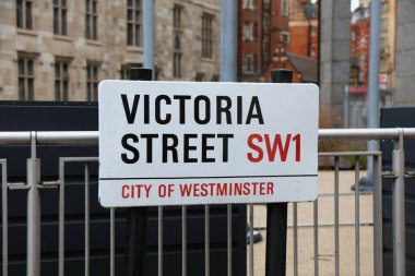 LONDON, İngiltere - 9 Temmuz 2024: Victoria Caddesi tabelası Westminster, Londra.