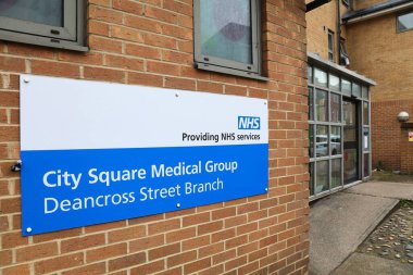 LONDON, İngiltere - 9 Temmuz 2024: NHS Ulusal Sağlık Servisi 'nde çalışan sağlık hizmeti sağlayıcılarından biri olan City Square Medical care kliniğinin sokak görüntüsü.