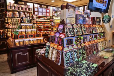 AVIGNON, FRANCE - 30 Eylül 2021: Avignon, Fransa şehir merkezinde şekerli yerel zanaatkar Fransız gıda dükkanı.