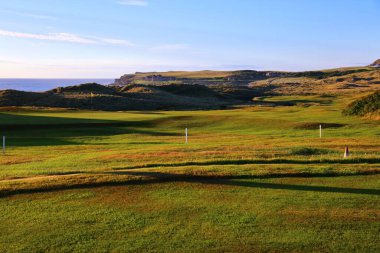 Kuzey İrlanda, Portballintrae 'de golf sahası. County Antrim 'deki şehir kulübü..