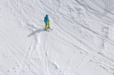 Fransız Alpleri kayakçısı kış karında kayak yapıyor. Avrupa 'daki Valmeinier kayak merkezi.