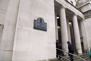 LONDON, İngiltere - 9 Temmuz 2024: Londra 'daki Savunma Bakanlığı İngiliz hükümet binasını ziyaret ettiler.