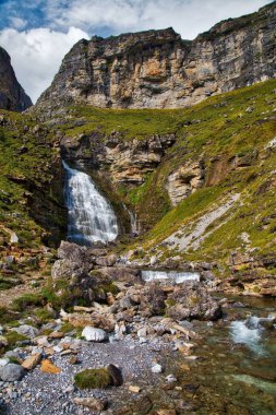 Pyrenees 'deki Ordesa y Monte Perdido Ulusal Parkı' nda Cascada de la Cola de Caballo adlı şelale. İspanya 'nın Doğası.