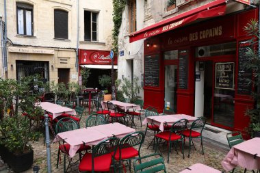 AVIGNON, FRANCE - 30 Eylül 2021: Avignon, Fransa şehir merkezindeki Fransız restoranı. Avignon 'un tarihi merkezi UNESCO' nun Dünya Mirası Alanıdır..