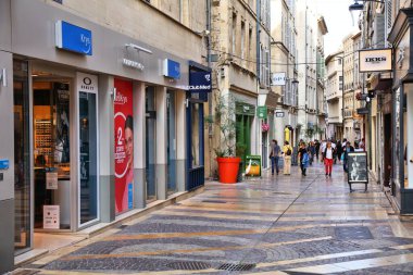 AVIGNON, FRANCE - 30 Eylül 2021: insanlar Avignon, Fransa şehir merkezinden alışveriş yapıyorlar. Avignon 'un tarihi merkezi UNESCO' nun Dünya Mirası Alanıdır..