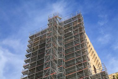 Anıt restorasyonu. İnşaat iskelesinde tadilat işe yarıyor. Palais des Papes (Papalar Sarayı) - UNESCO Avignon, Fransa 'nın anıtını listeledi.