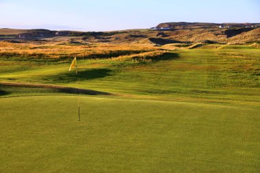 Kuzey İrlanda, Portballintrae 'de golf sahası. County Antrim 'deki şehir kulübü..
