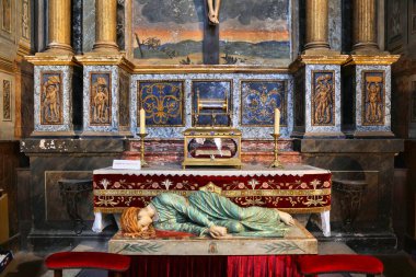ALBI, FRANCE - 29 SEPTEMBER 2021: Fransa 'daki Albi Katedrali' nde Azize Cecilia 'nın Ölümü' nü resmeden Ortaçağ heykeli. Katedral bir UNESCO Dünya Mirası Alanıdır..