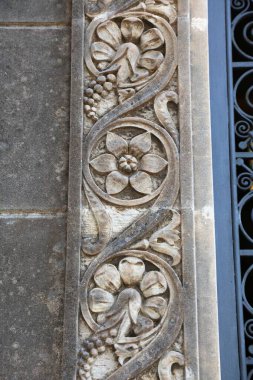 İtalya 'nın Sicilya Adası' ndaki Cimitero Monumentale (Anıtsal Mezarlığı) 'da çiçek süslemesi..