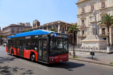 CATANIA, İtalya - 7 AĞUSTOS 2024: Sicilya 'nın Sicilya kentindeki Corso Sicilya ana caddesinde elektrik otobüsü.