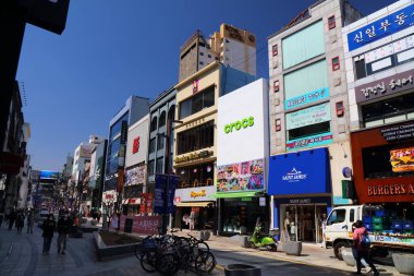 BUSAN, Güney Kore - 27 Mart 2023: Nampo-dong şehir merkezindeki Busan şehri sokak manzarası.