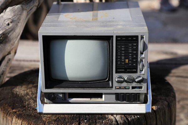 Винтажный портативный мини-телевизор и радио. Ностальгия по технологиям 1980-х годов.