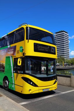 DUBLIN, IRELAND - 6 Temmuz 2024 Dublin, İrlanda 'da toplu taşıma çift katlı otobüs.