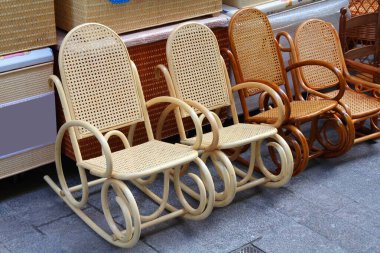 Hasır sallanan sandalyeleri olan yerel bir el işi dükkanı. Valencia, İspanya.