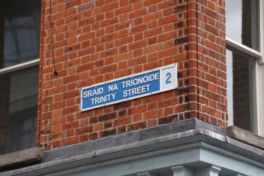 Dublin, İrlanda 'daki Trinity Caddesi tabelası. İrlandaca ve İngilizce sokak adı.