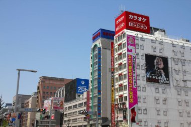 NAGOYA, JAPONYA - 28 Nisan 2012: Japonya 'nın Nagoya kentindeki Nishiki-dori' nin sokak manzarası. Nagoya, Japonya 'nın en büyük üçüncü metropoliten alanıdır..