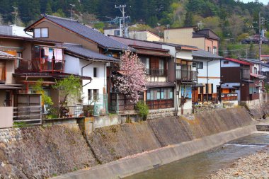 Takayama, Japonya - gifu prefeture bölge chubu, şehirde. nehir kenarında eski evleri.
