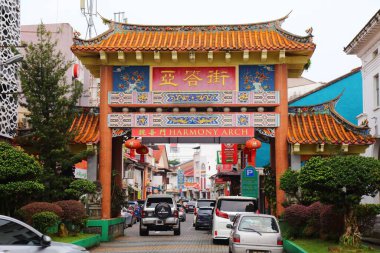 KUCHING, MALAYSIA - 9 Mart 2024: Malezya 'nın başkenti Sarawak eyaletinin Çin Mahallesi' nde Uyum Kemeri.