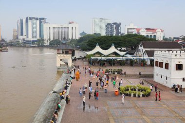 KUCHING, Malezya - 9 Mart 2024 İnsanlar Malezya 'nın başkenti Sarawak eyaletindeki Kuching limanını ziyaret ediyor.