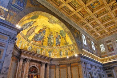 ROME, ITALY - 13 MAYIS 2010: Roma 'daki duvarların dışındaki ünlü Aziz Paul Bazilikası' nın içi. 4. yüzyıldan beri var ve mevcut mimari tarihi 1823 'e dayanıyor..