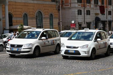 ROME, ITALY - 13 MAYIS 2010: Roma, İtalya 'da beyaz taksiler bekliyor.