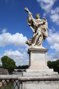 Roma anıtı, İtalya. Ponte Sant 'Angelo Köprüsü' ndeki barok melek heykellerinden biri. Ercole Ferrata 'nın Barok heykeli.