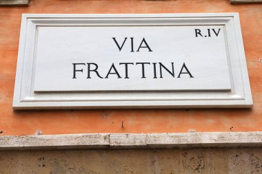 İtalya 'nın Roma şehrinde Frattina caddesindeki tabela.