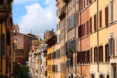 İtalya 'nın Roma şehrinde Akdeniz mimarisinin sokak manzarası. Quirinale Bölgesi.