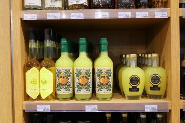 ALGHERO, İtalya - 30 Mayıs 2023: İtalya 'daki Sardunya adasındaki Alghero Fertilia Havalimanı' nda gümrüksüz hizmet veren geleneksel İtalyan limon likörü şişeleri.