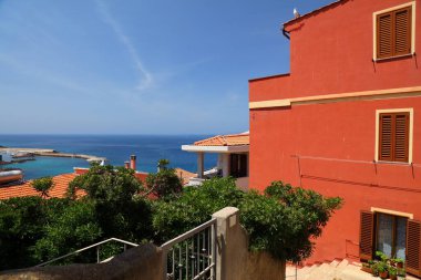 İtalya 'nın Sardunya adasındaki Castelsardo kasabası. Sassari ili Townscape, Asinara Körfezi.