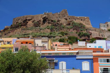 İtalya 'nın Sardunya adasındaki Castelsardo kasabası. Sassari ili Townscape, Asinara Körfezi.