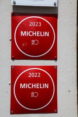 CASTELSARDO, İTALYA - 23 Mayıs 2023: Michelin Rehberi, İtalya 'nın Sardinya kentindeki Castelsardo kasabasında bir restoranın girişinin yanındaki tabela.