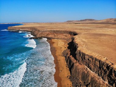 Playa de la Escalera plajı, İHA bakış açısı Fuerteventura Adası, İspanya.