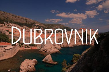 Dubrovnik, Hırvatistan. Şehir ismi, modern fotoğraf kartpostalı. Seyahat hedef metin başlığı kartı.