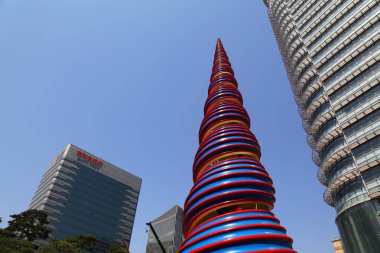 SEOUL, Güney Kore - 9 Nisan 2023: Seul 'deki Cheonggye Plaza Meydanı' nda deniz kabuğu şeklinde kamu alanı anıtı.