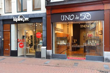 AMSTERDAM, NETHERLANDS - 10 Temmuz 2017: Amsterdam 'da Heiligeweg alışveriş caddesinde mücevher ve moda mağazaları.