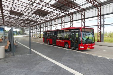 Amsterdam, Hollanda - 10 Temmuz 2017: İnsanlar Connexxion şehir Amsterdam otobüsle. Diğer toplu ulaşım otobüs Amsterdam'da Gvb ve Ebs şirketlerdir.