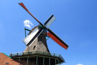 Hollanda yel değirmeni. Zaandam Zaanse Schans'a kırsal alanda endüstriyel binalar.