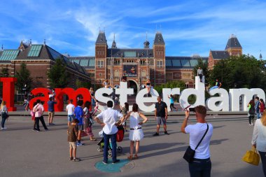AMSTERDAM, NETHERLANDS - 9 Temmuz 2017: İnsanlar Amsterdam 'daki Rijks Müzesi önündeki fotoğraf tabelasını ziyaret ediyor.
