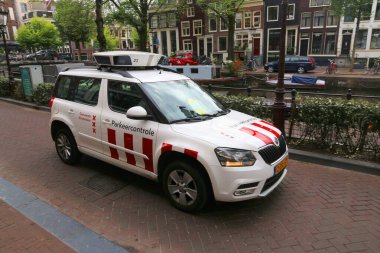 AMSTERDAM, NETHERLANDS - 10 HAZİRAN 2017: Amsterdam, Hollanda 'da kameralarla sokakları tarayan belediye otoparklı devriye aracı.